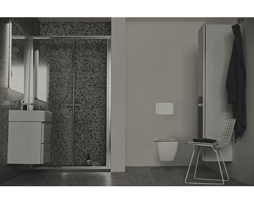 Badezimmer mit Duschkabine, Waschtisch, Toilette und Stuhl
