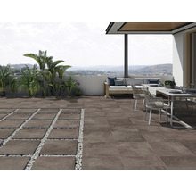 Terrasse avec sol carrelé, mobilier et plantes