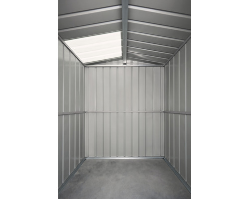 Vue intérieure d''un abri de jardin avec une ouverture de lumière dans le toit