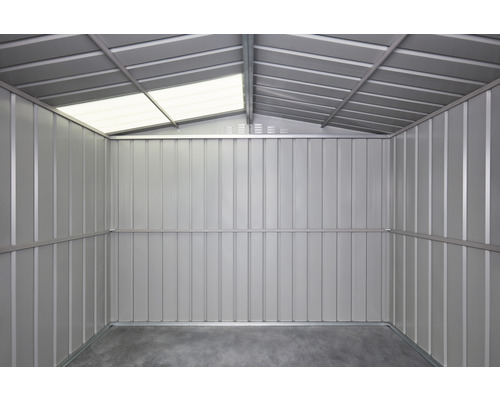 Vue intérieure d''un abri de jardin en métal avec plaque translucide dans le toit