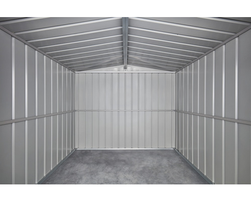 Vue intérieure d''un abri de jardin avec des murs métalliques et une structure de toit