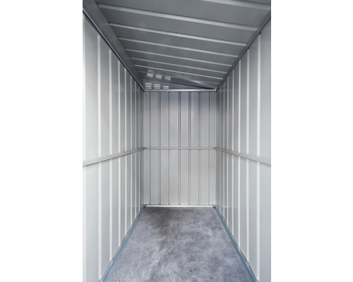 Innenansicht eines Gerätehauses aus Metall mit Betonboden