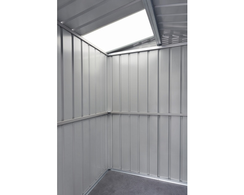 Vue intérieure d''un abri de jardin avec une fenêtre de toit