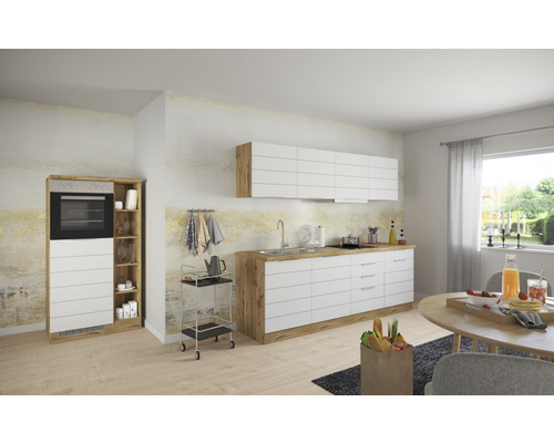 Cuisine claire avec armoires de cuisine et appareils électriques