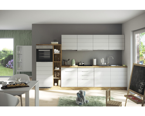 Cuisine claire avec armoires blanches, surfaces en bois et une plaque électrique