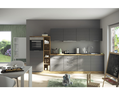 Cuisine moderne grise avec plan de travail en bois et divers appareils de cuisine.