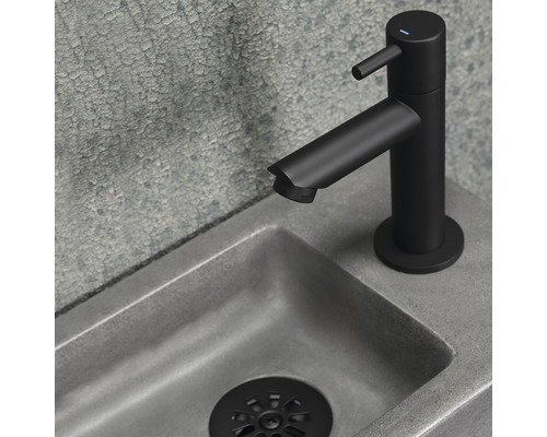 Waschbecken mit schwarzer Armatur