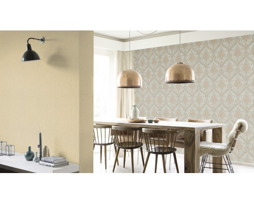 Salle à manger avec table à manger, chaises, papier peint et lampes.
