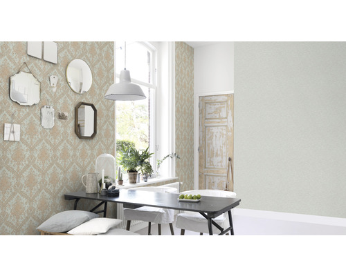 Salle à manger avec papier peint à motifs, table et miroirs au mur