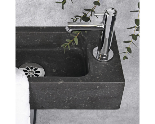 Waschtisch aus Naturstein mit Wasserhahn