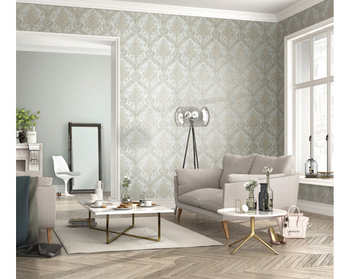 Salon avec papier peint à motifs, canapé, table basse et lampadaire