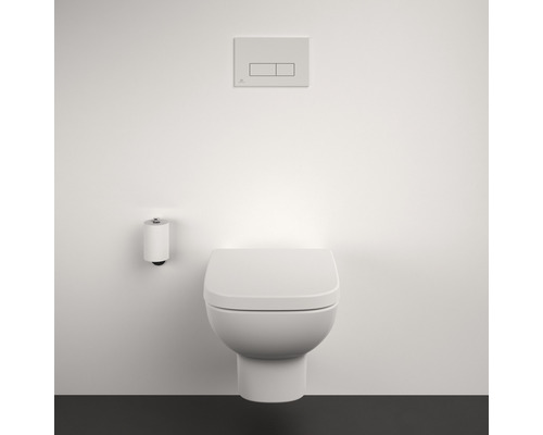 Wandhängendes WC mit Betätigungsplatte und Toilettenpapierhalter