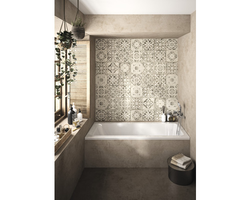 Salle de bains avec baignoire et carreaux à motifs