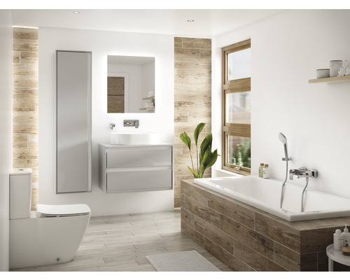 Salle de bains lumineuse avec baignoire, meuble sous-lavabo, toilettes et miroir