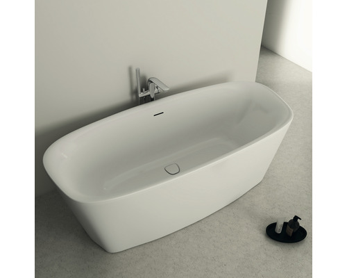 Baignoire îlot avec robinetterie dans une salle de bain.