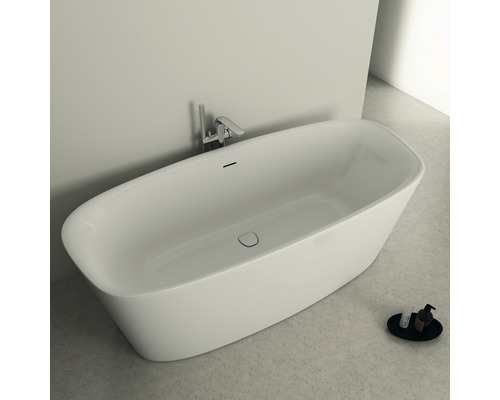 Baignoire îlot avec robinetterie dans une salle de bains.