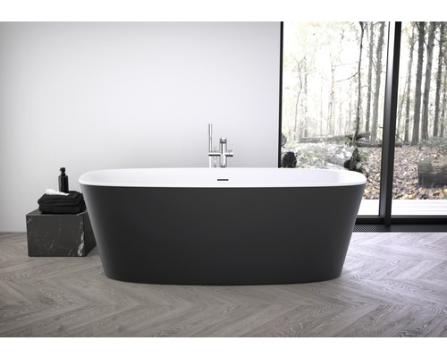 Freistehende Badewanne mit Armatur in einem hellen Badezimmer