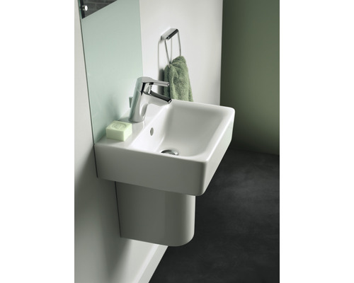 Waschtisch mit Armatur, Handtuch und Seife im Badezimmer