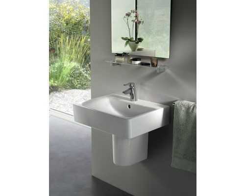 Salle de bains moderne avec lavabo, robinet, miroir et étagère
