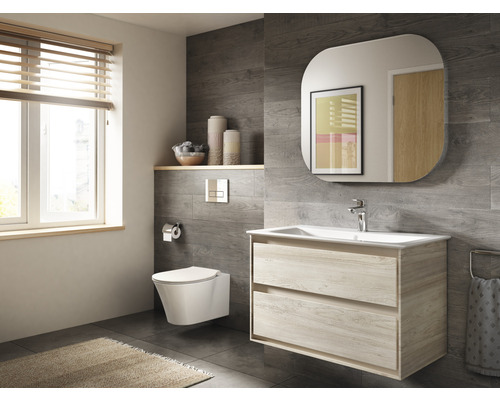 Modernes Badezimmer mit Waschtisch, Spiegel, Toilette und Fenster mit Jalousien