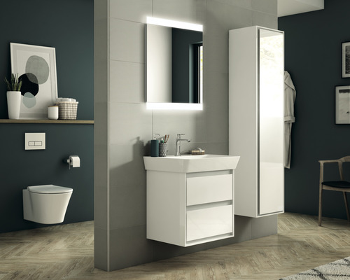 Salle de bain moderne avec meuble sous-lavabo, armoire de toilette, WC suspendu et espace de rangement
