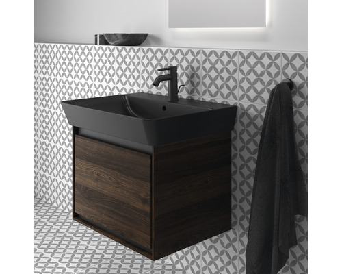 Waschtischkombination mit Unterschrank und Armatur im Badezimmer