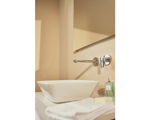 Lavabo avec robinet, miroir et serviette dans une salle de bain