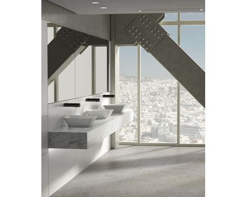 Salle de bains lumineuse avec lavabos sur un comptoir en marbre devant une fenêtre donnant sur une ville