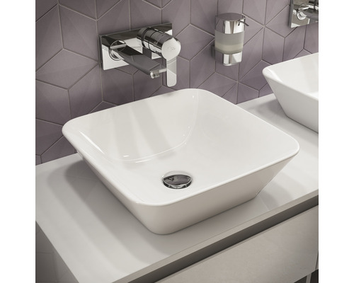 Lavabo en céramique avec robinet et distributeur de savon dans la salle de bain