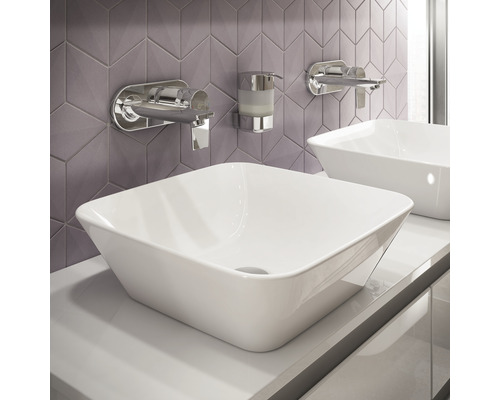 Lavabos de salle de bains avec robinetterie et distributeur de savon