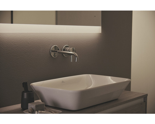 Salle de bain moderne avec vasque à poser, robinet mural et miroir éclairé