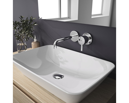 Vasque à poser rectangulaire avec robinet mural dans une salle de bain