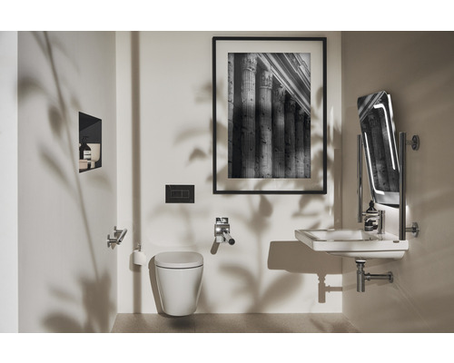 Helles Badezimmer mit Wandtoilette, Waschtisch, Spiegel und gerahmtem Bild