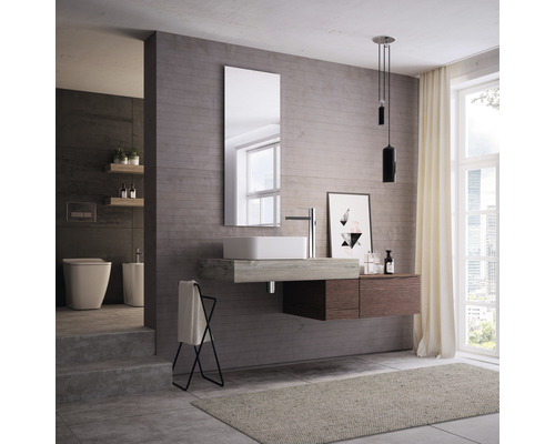 Badezimmer mit Waschbecken, Spiegel, Waschtischunterschrank, Toilette und Bidet in modernem Design.