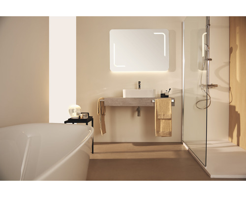 Salle de bain avec baignoire, lavabo, miroir avec éclairage et douche avec paroi de douche.