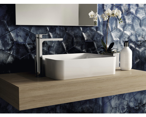 Modernes Badezimmer mit rechteckigem Aufsatzwaschbecken, Armatur und Holzablage