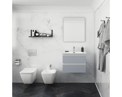 Salle de bain moderne avec toilettes, bidet, meuble-lavabo et miroir