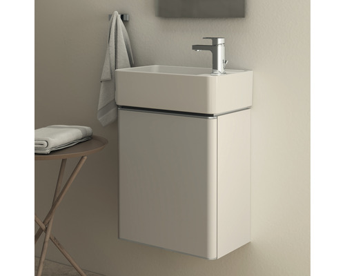 Waschtisch mit Unterschrank und Armatur im Badezimmer