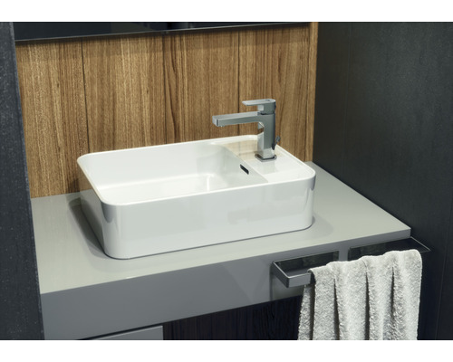 Waschtisch mit Armatur und Handtuch