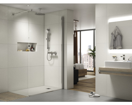 Salle de bain moderne avec douche, lavabo et miroir