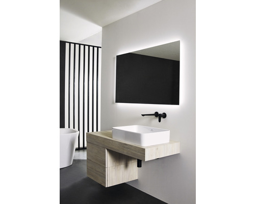 Salle de bain avec lavabo, meuble sous-vasque, miroir et robinetterie