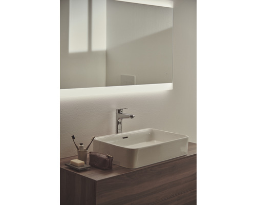 Salle de bains avec miroir éclairé, lavabo à poser et meuble sous-lavabo