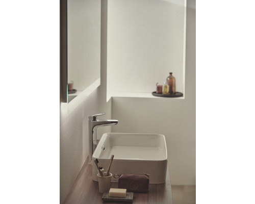 Salle de bain moderne avec vasque à poser, robinet et miroir