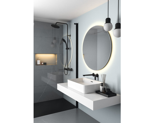 Salle de bains moderne avec douche, lavabo et miroir éclairé