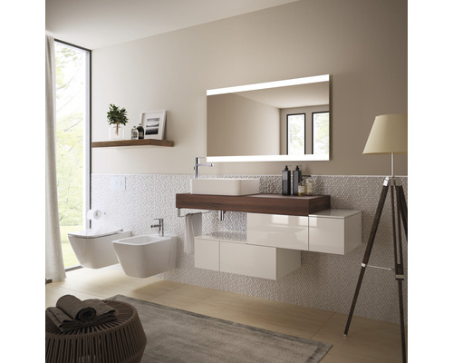 Badezimmer mit Waschtisch, Spiegel, Toilette und Bidet in hellem Design