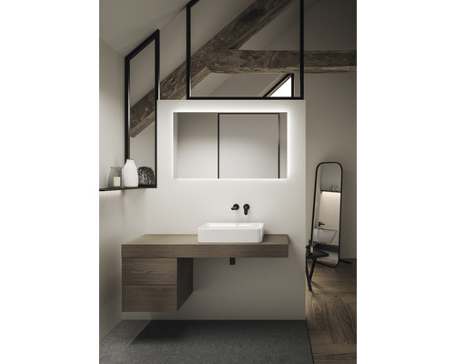 Salle de bains avec meuble-lavabo, miroir avec éclairage et miroir sur pied