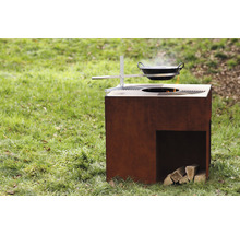 Würfelgrill mit Schwenkarm und Kochtopf im Garten