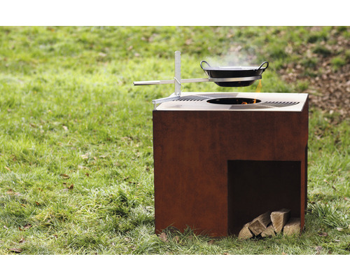 Würfelgrill mit Schwenkarm und Kochtopf im Garten