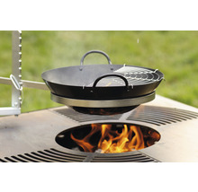 Wok mit Grillrost über offener Feuerstelle