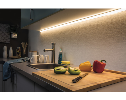 Küchenszene mit Spüle, Armatur, Schneidebrett und LED-Leuchte